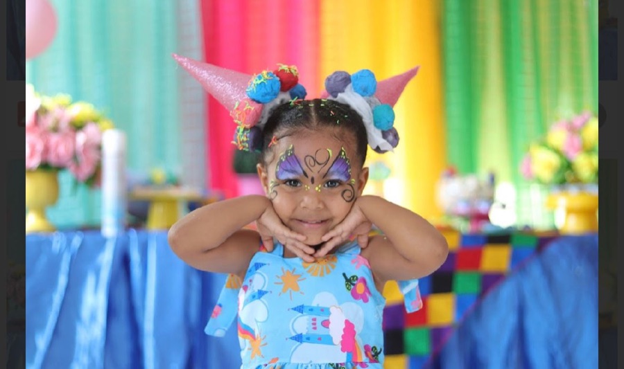 Criança fantasiada em festa na Dias do Saber