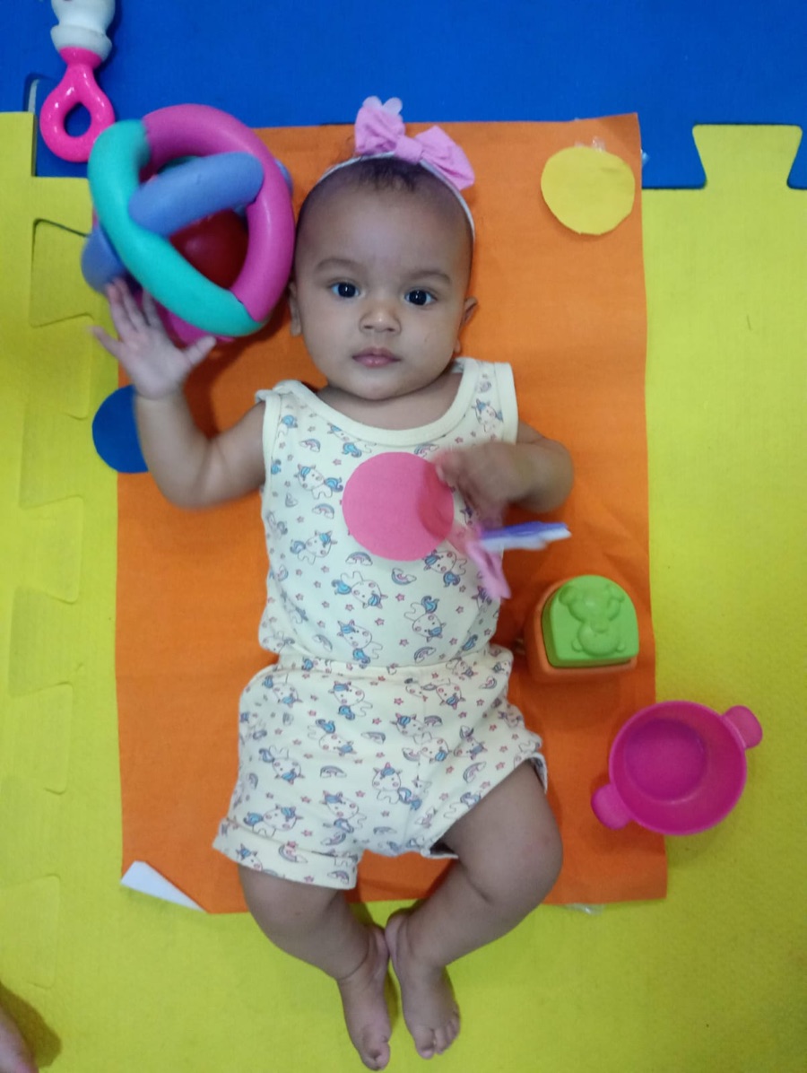 Bebê em atividade sensorial na Dias do Saber