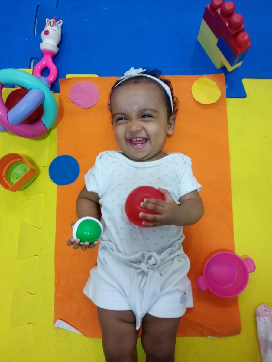 Bebê sorrindo no berçário da Dias do Saber