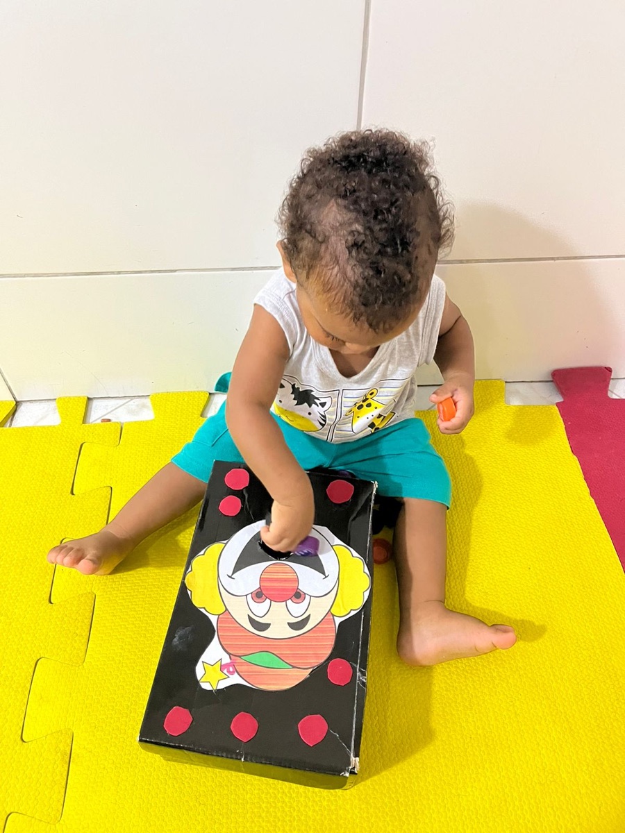 Bebê em atividade de coordenação na Dias do Saber