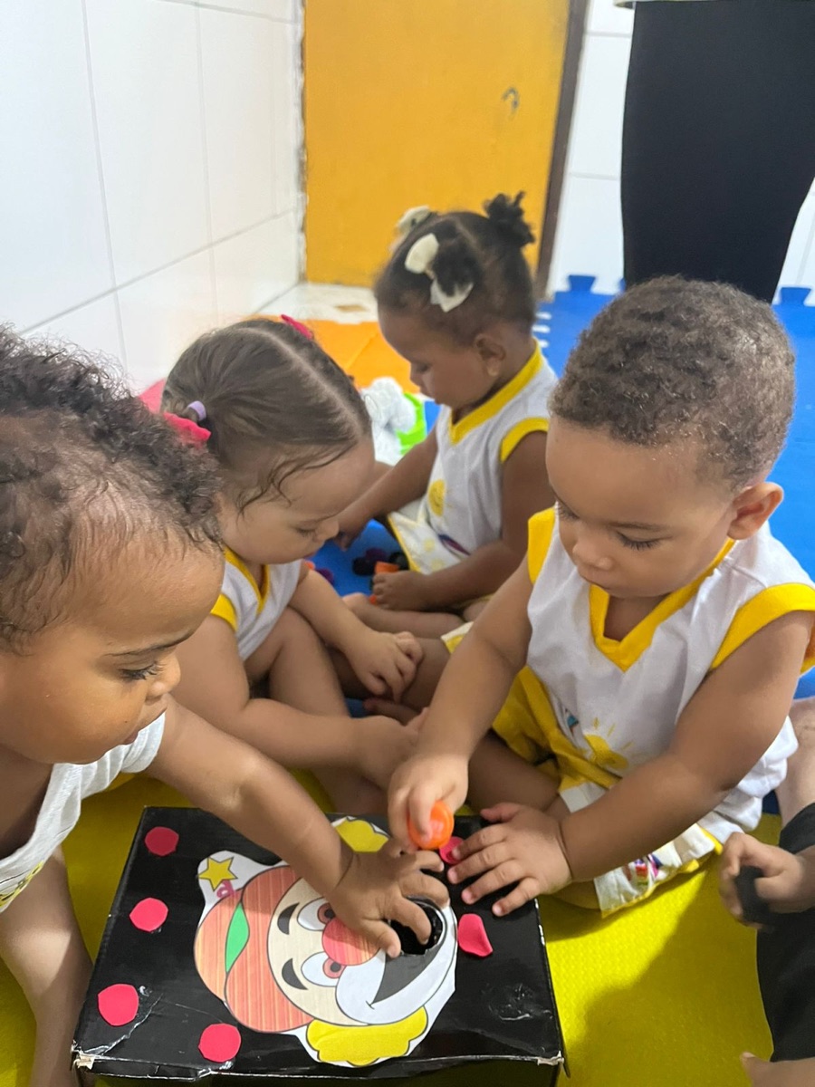 Crianças brincando juntas na Dias do Saber