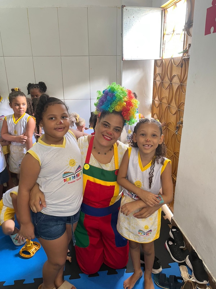 Professora e crianças no Dia do Circo da Dias do Saber