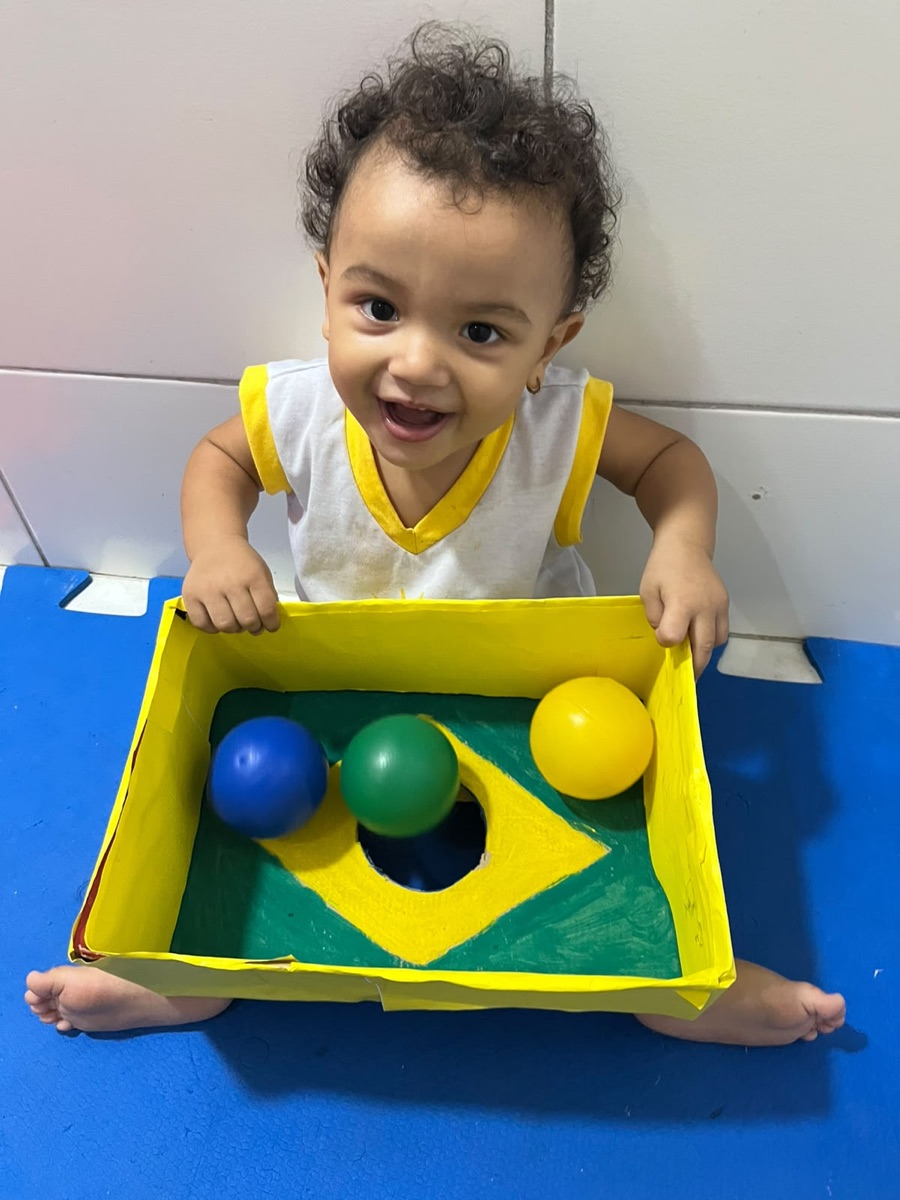 Bebê brincando com cores na Dias do Saber