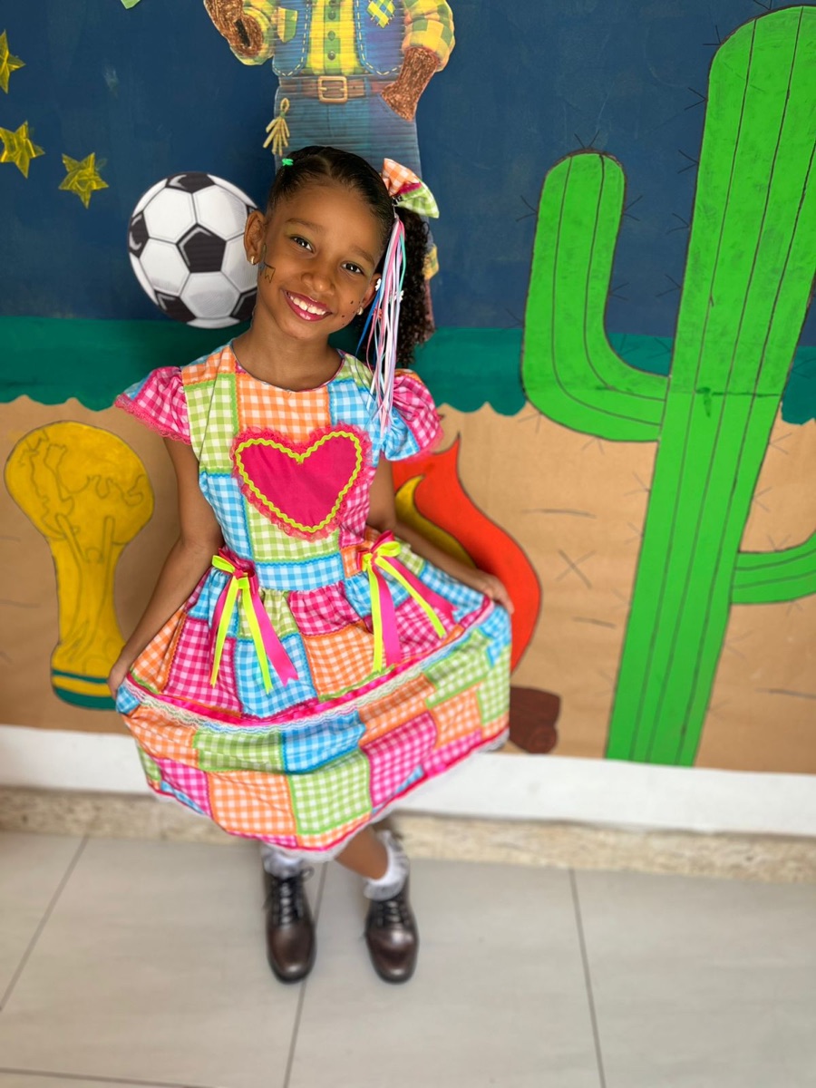Menina com vestido junino na Dias do Saber