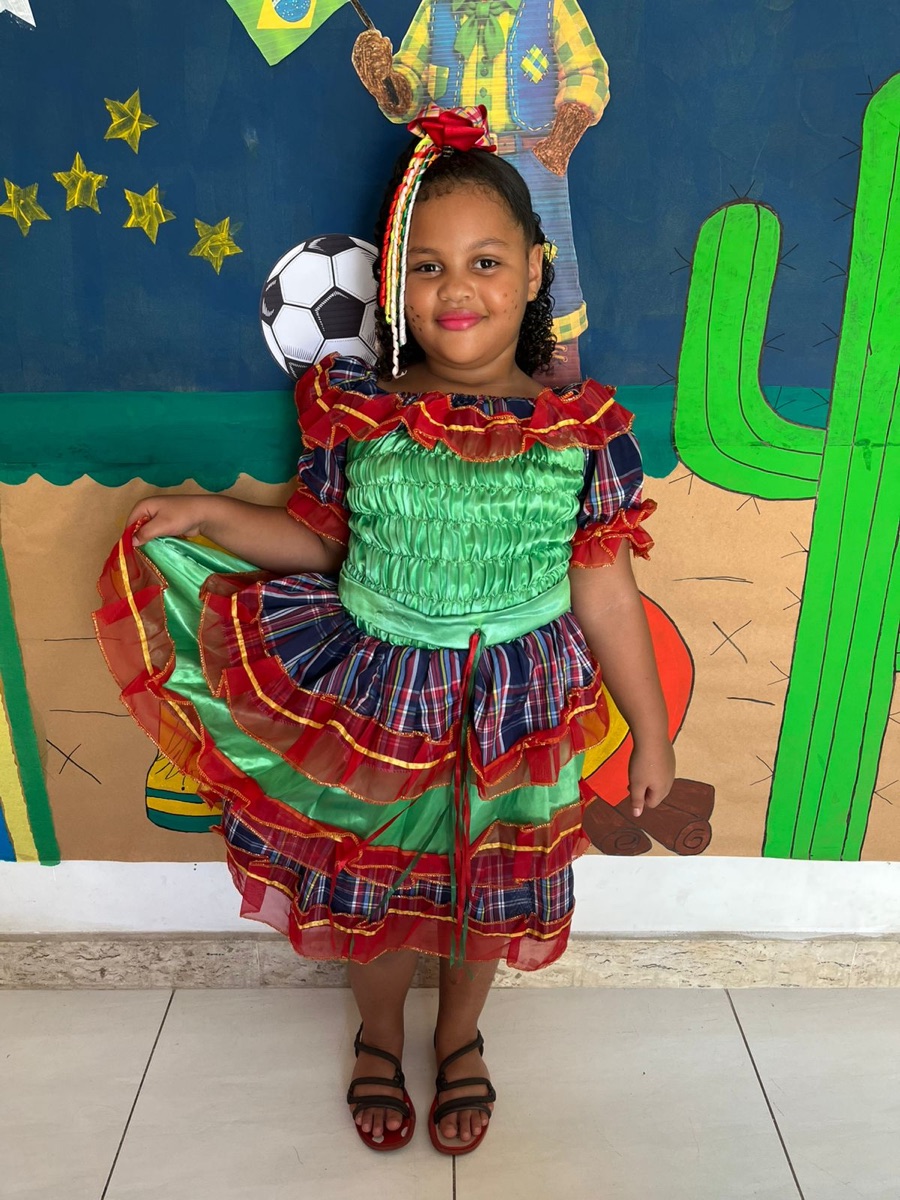 Menina em traje junino na Dias do Saber