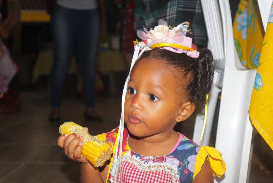 Menina na Festa Junina da Dias do Saber