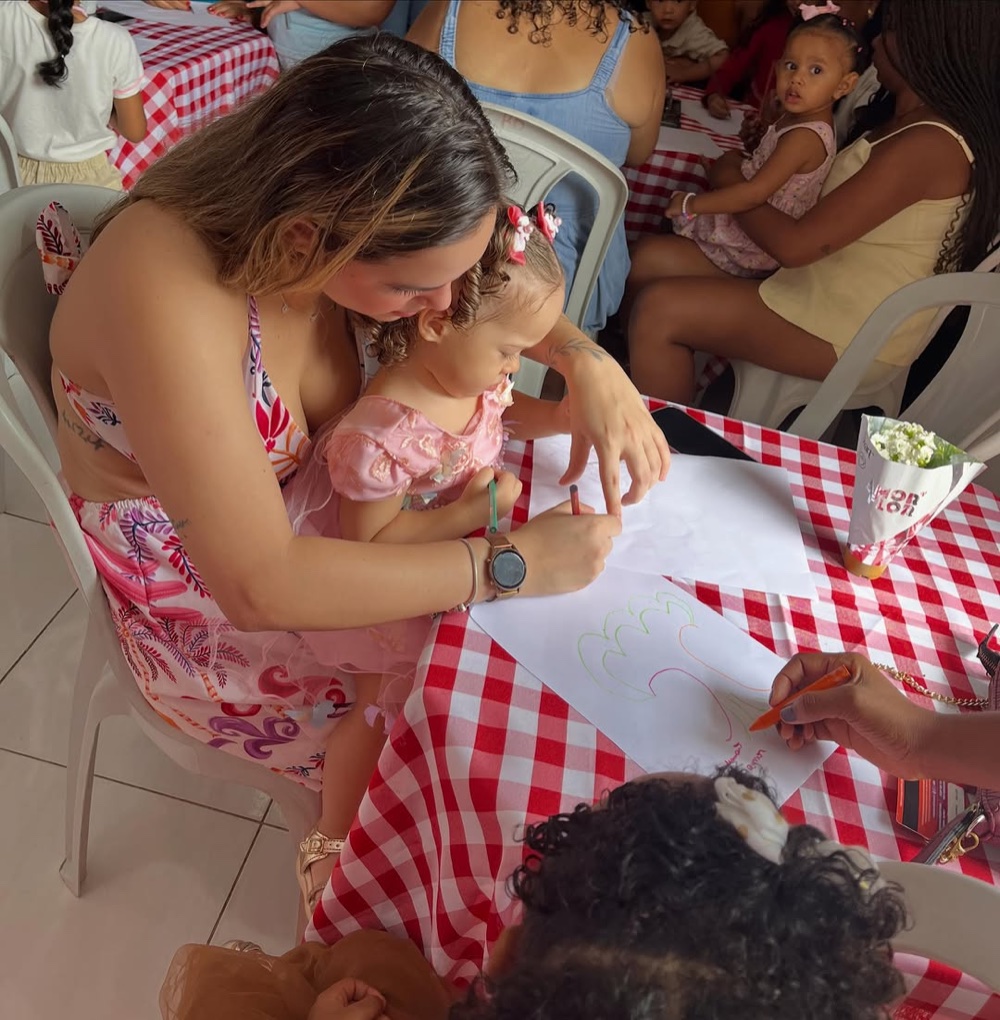 Mãe e criança em atividade na Dias do Saber